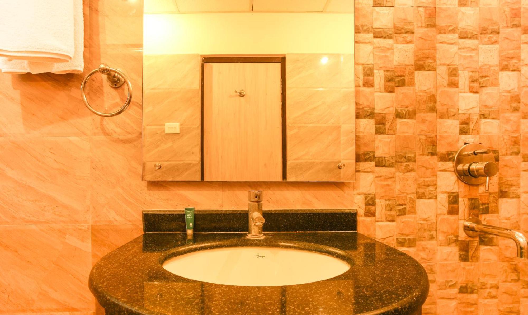 Hotel Janki International 3 Km From Kashi Vishwanath Temple Free Pickup From Railway Station バラナシ エクステリア 写真